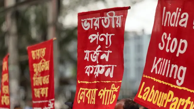 ঢাকায় মানববন্ধনে ভারত বিরোধী প্ল্যাকার্ড