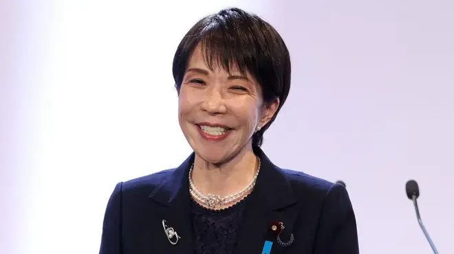 Санаэ Такаити, премьер-министр Японии и председатель Либерально-демократической партии (ЛДП), исполняет гимн партии во время ежегодного съезда партии в Токио, Япония, в воскресенье, 12 апреля 2026 года.