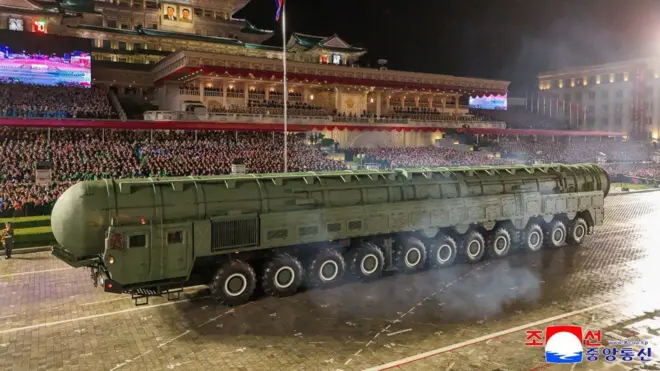 Новая баллистическая ракета - во время парада 