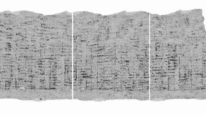 Черно-белое изображение папирусного свитка со следами чернил.