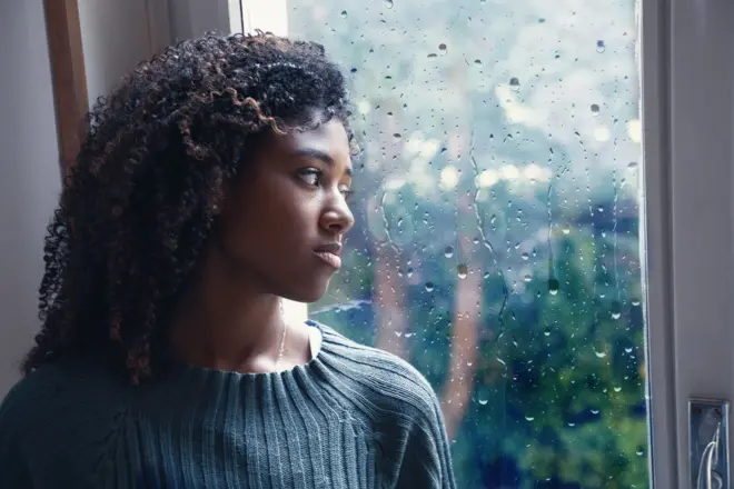 Mujer mirando por la ventana