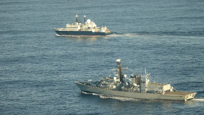 Yantar gemisi ve İngiliz donanmasına ait bir savaş gemisi görülüyor.