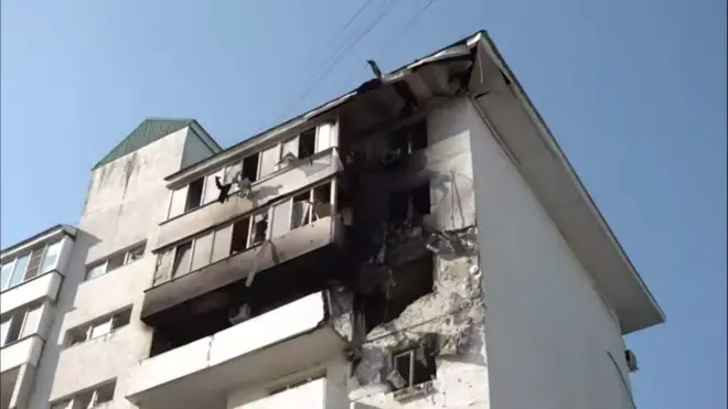 Поврежденный при атаке многоквартирный дом в Новороссийске
