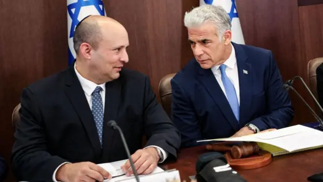 Naftali Bennett ve Yair Lapid yan yana otururken