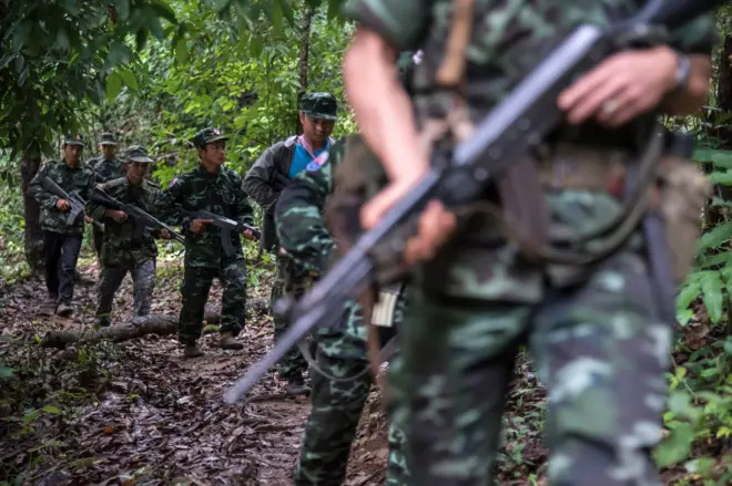 KNLA တပ်ရဲ့တောတွင်းတစ်နေရာစစ်ဆင်ရေးမြင်ကွင်း( ပုံဟောင်း)