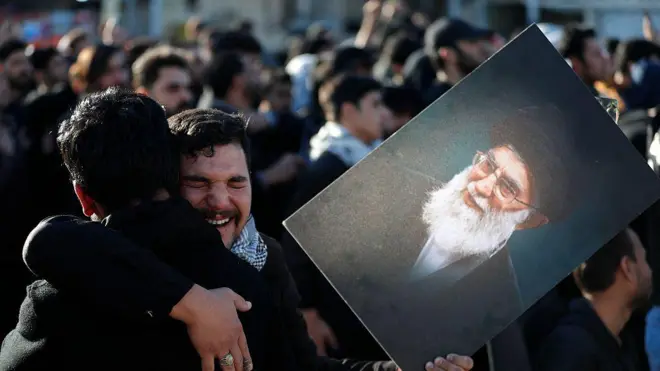 Поклонники аятоллы Али Хаменеи оплакивают его смерть