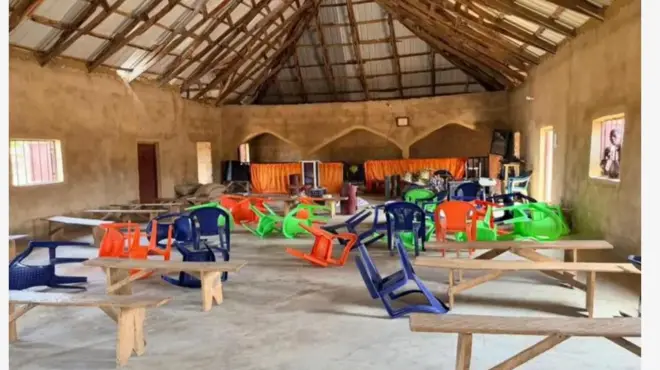 Aworan ṣọọṣi to dahoro pẹlu awọn aga 