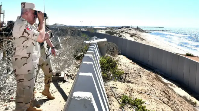 رئيس أركان حرب القوات المسلحة يتفقد عدد من الإرتكازات الأمنية بمدينة رفح 