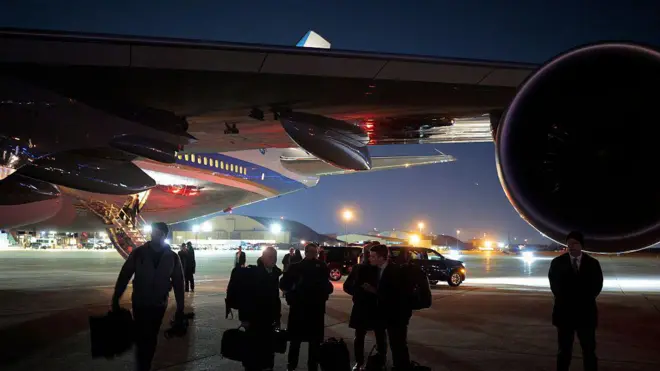 Журналисты президентского пула ждут на взлетном поле возле борта Air Force One