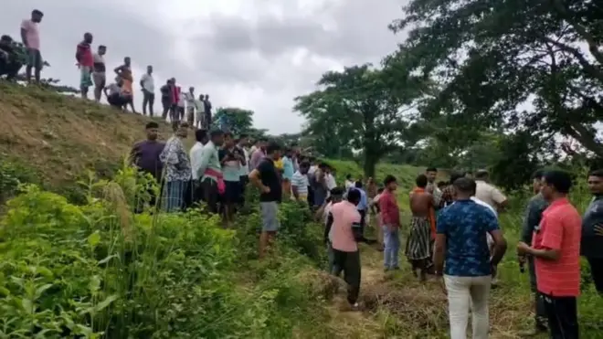 A crowd of people gathered at the scene
