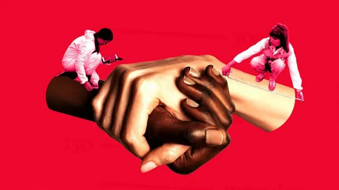 一张拼图,里面有两名女子,以及握着的两只手。