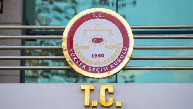 Yüksek Seçim Kurulu logosu kapısında
