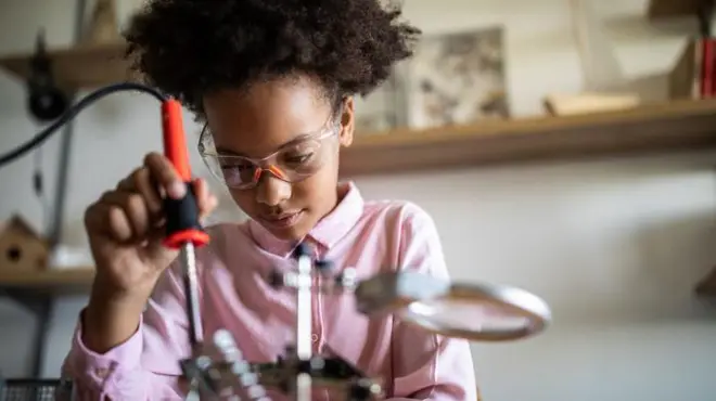 Menina operando uma máquinaroleta 2024solda