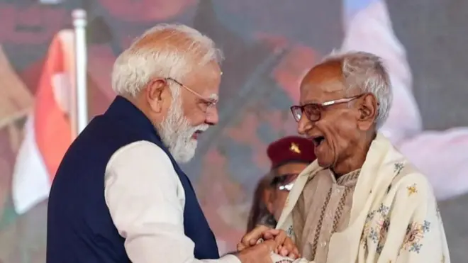 पंतप्रधान मोदींनी ज्यांच्या पाया पडून घेतला आशीर्वाद, ते माखनलाल सरकार नेमके कोण?