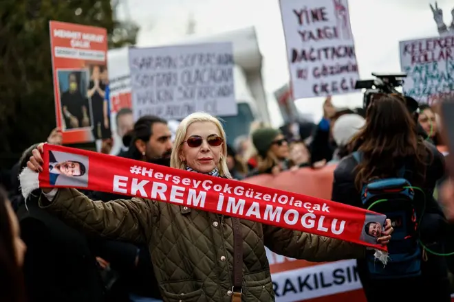 Ekrem İmamoğlu'nun bir destekçisi kadın elinde, üzerinde Ekrem İmamoğlu yazan bir kaşkol tutuyor