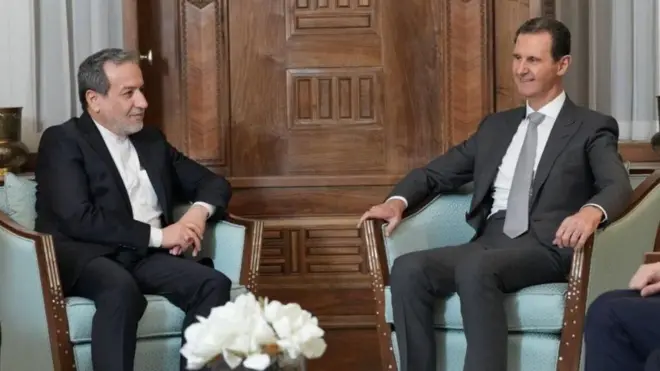 シリアのアサド大統領（右）は1日にダマスカスで、イランのアッバス・アラグチ外相と会談したのを最後に、公に姿を見せていない