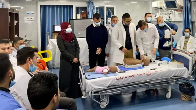 Abanyeshuri biga ubuvuzi bw'abantu barimo kwitoreza ku bipupe bikoze muri plastike by'abantu 