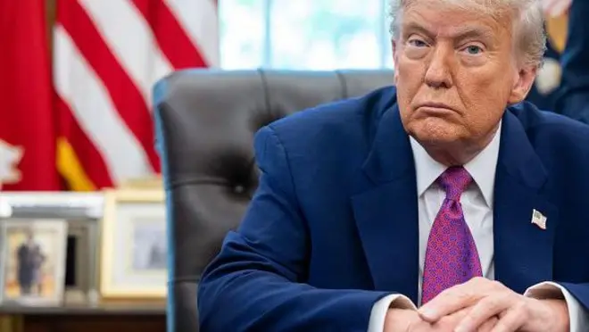 ABD BAşkanı Donald Trump, 10 Haziran 2025'te Beyaz Saray'daki Oval Ofis'te kendisine soru soran gazeteciyi dinliyor. 