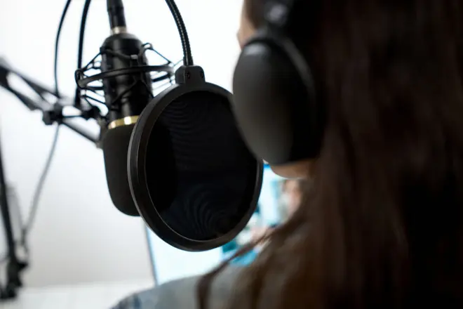 ਸੰਕੇਤਕ ਤੌਰ 'ਤੇ ਲਗਾਈ ਮਹਿਲਾ ਰੇਡੀਓ ਹੋਸਟ ਦੀ ਤਸਵੀਰ ਜਿਸ ਵਿੱਚ ਉਹ ਮਾਈਕ ਸਾਹਮਣੇ ਬੈਠੀ ਹੈ ਪਰ ਉਸ ਦਾ ਚਿਹਰਾ ਨਜ਼ਰ ਨਹੀਂ ਆ ਰਿਹਾ