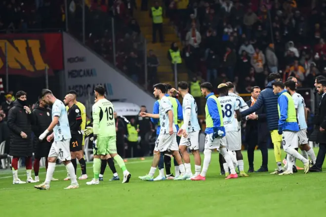 sahadan cekilen Adanademirspor 