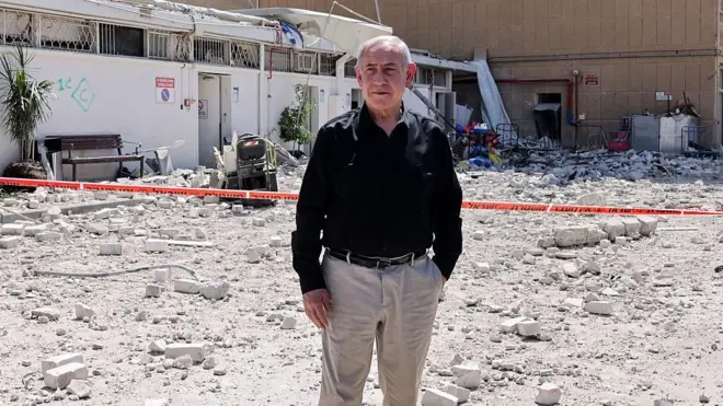 نتانیاهو در یک محلی که در اثر موشکهای ایران آسیب دیده است