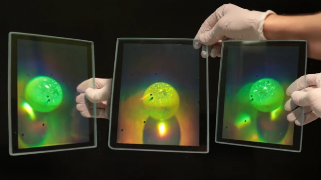 Montagem tríptica de uma arte holográfica de bola de cristal da artista canadense Natalie Logan