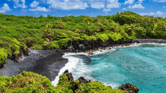 La famosa playa de arena negra y espectacular vista costera en Maui, en la carretera a Hana, en un día soleado.