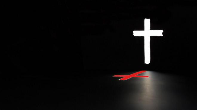 Ilustração de cruz cristã formando sombra avermelhada 