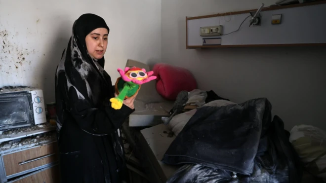 امرأة تتفقد الأضرار في مستشفى جبل عامل بعد يوم من غارة جوية إسرائيلية استهدفت مبان أمام المستشفى في صور، لبنان، 2 يونيو 2026.