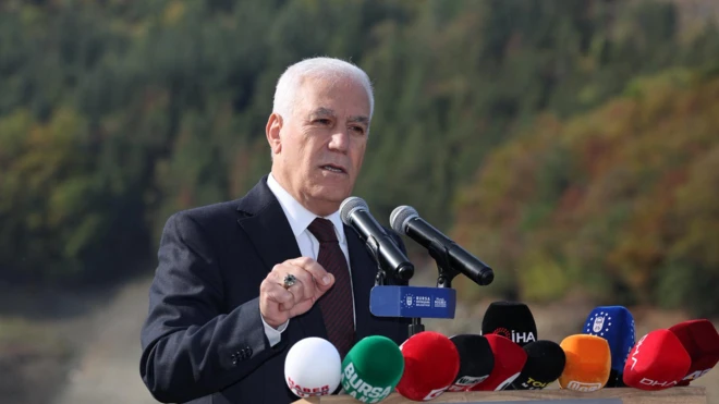 Bursa Büyükşehir Belediye Başkanı Mustafa Bozbey kürsüde konuşma yapıyor.