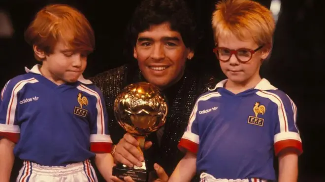 ማራዶና ኣብ 1986 ኣብ ዝተኻየደ ዋንጫ ዓለም ሜክሲኮ ብሉጽ ተጻዋታይ ብምዃኑ ኣብ ፓሪስ ወርቃዊ ኩዕሶ ተሸሊሙ