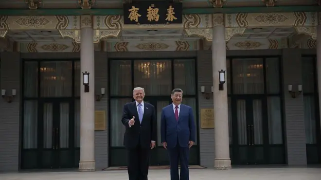 習近平和特朗普在中南海春藕齋前合影