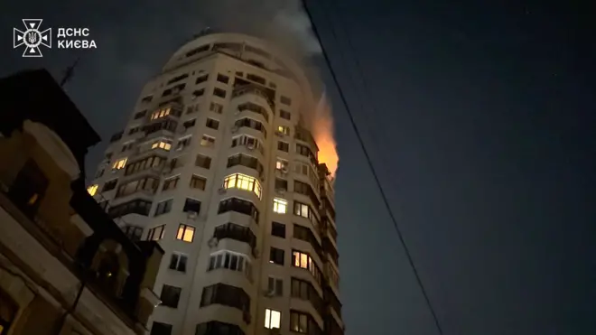 Палаючий будинок у Шевченківському районі Києва