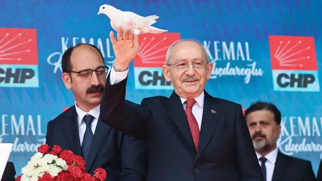 Kılıçdaroğlu, basın sözcüsü ve yardımcılarıyla birlikte kürsüde.