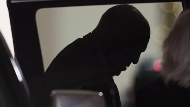 Aworan ọkunrin to dori kodo ninu ọkọ