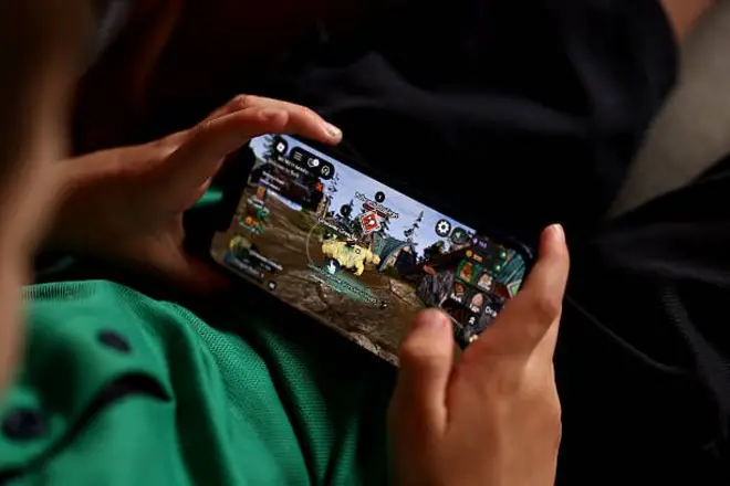 طفل يلعب على منصة "روبلوكس"