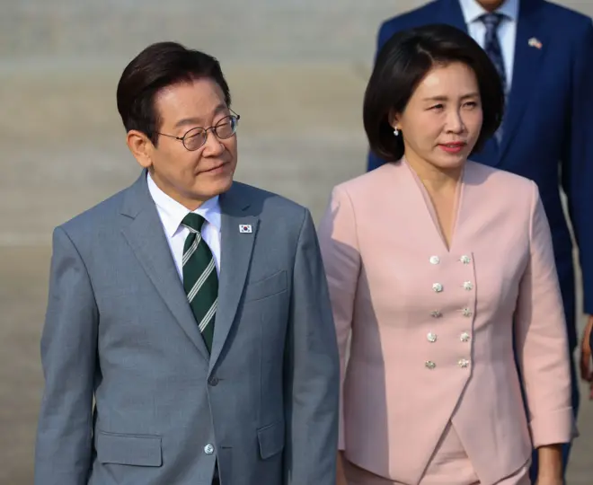 이재명 한국 대통령과 김혜경 여사가 말레이시아 아세안 정상회의 참석을 위해 출국하고 있다.