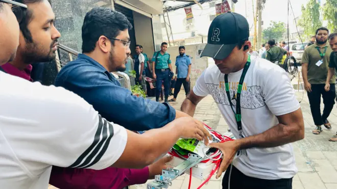 মহাখালীতে একটি ভবনে আগুনে ক্ষতিগ্রস্ত হয়েছে পুরো দেশের ইন্টারনেট সেবা