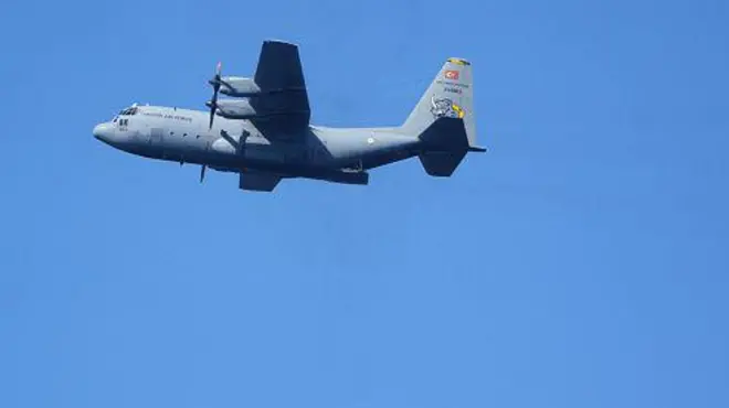 C 130 uçağı bir askeri talimatta görünüyor. 