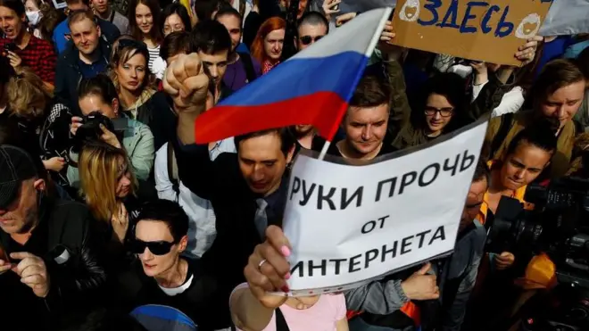 Толпа на митинге за свободный интернет в 2018 году: женщина держит плакат "Руки прочь от интернета"