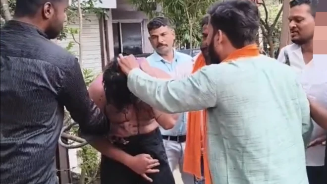 भोपाल में युवक के साथ मारपीट का वीडियो वायरल होने के बाद कई संगठनों ने एफ़आईआर दर्ज करवाई