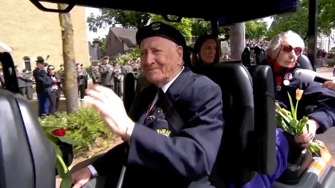 Ветеран Второй мировой войны с букетом цветов