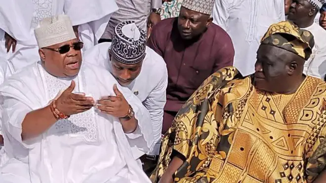 Aworan Gomina Ademola Adeleke pẹlu Timi Agbale ilu Ede