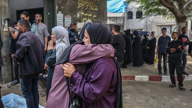 İsrail'in Gazze merkezine düzenlediği saldırı sonucu hayatını kaybeden Filistinlilerin yakınları, aralarında çocukların da bulunduğu cesetlerin 29 Ekim 2025'te Gazze Şehri'ndeki Şifa Hastanesi'nden alınarak cenaze törenine götürülmesi sırasında yas tutuyorlar.