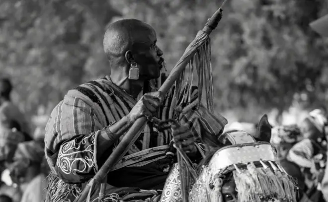Wani mayaƙi a lokacin bikin al'ada a ƙasar Hausa, arewacin Najeriya