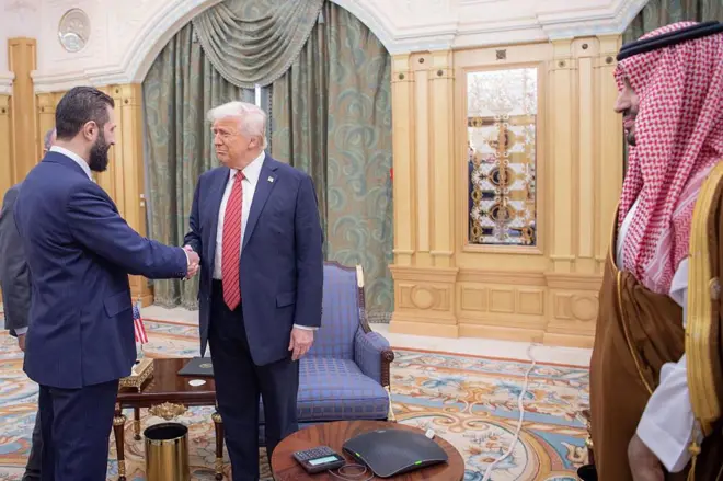 ترامب (وسط) مع أحمد الشرع (يسار) بحضور محمد بن سلمان (يمين)