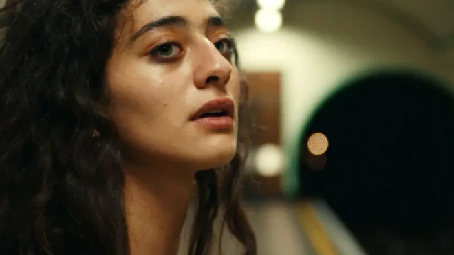 نمای نزدیک از چهره دیبا حکمت