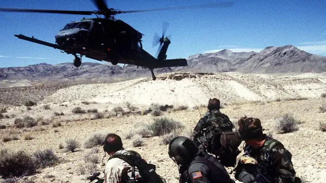 АКШнын куткаруучу парашютчулары машыгуу учурунда