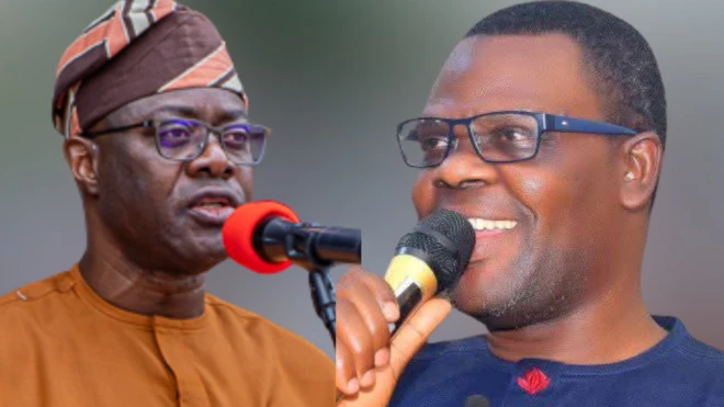 Seyi Makinde wọ buba ati fila pẹlu gbohungbohun lẹnu rẹ, Oriyomi Hamzat naa wọ buba olomi buluu pẹlu ẹrọ gbohungbohun lẹnu rẹ