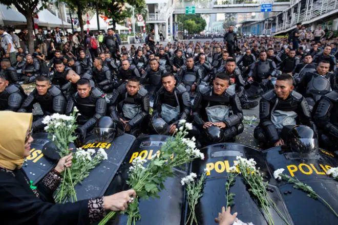 Foto ilustrasi: Aparat polisi berjaga-jaga dalam sebuah unjuk rasa di Jakarta.